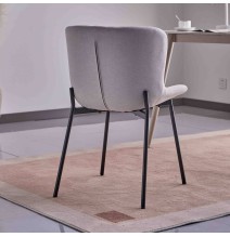 Juego de 4 Sillas con Estructura de Madera Tapizadas en Color Gris Claro y Patas Acabado Negro - Medidas 50x54x81 cm